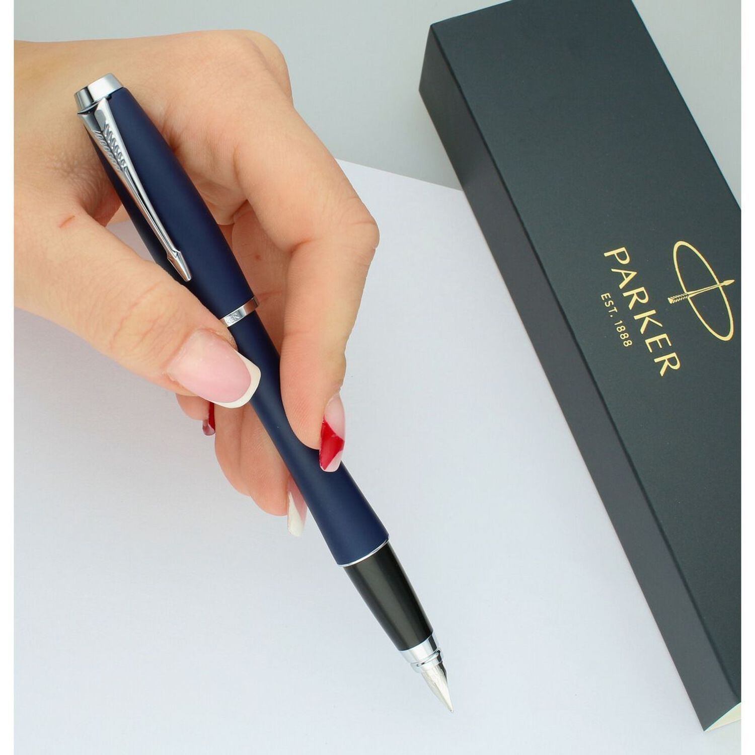 Stylowe pióro wieczne S0850650 z matowym, granatowym lakierem, chromowanymi wykończeniami i stalową stalówką. 1.jpg